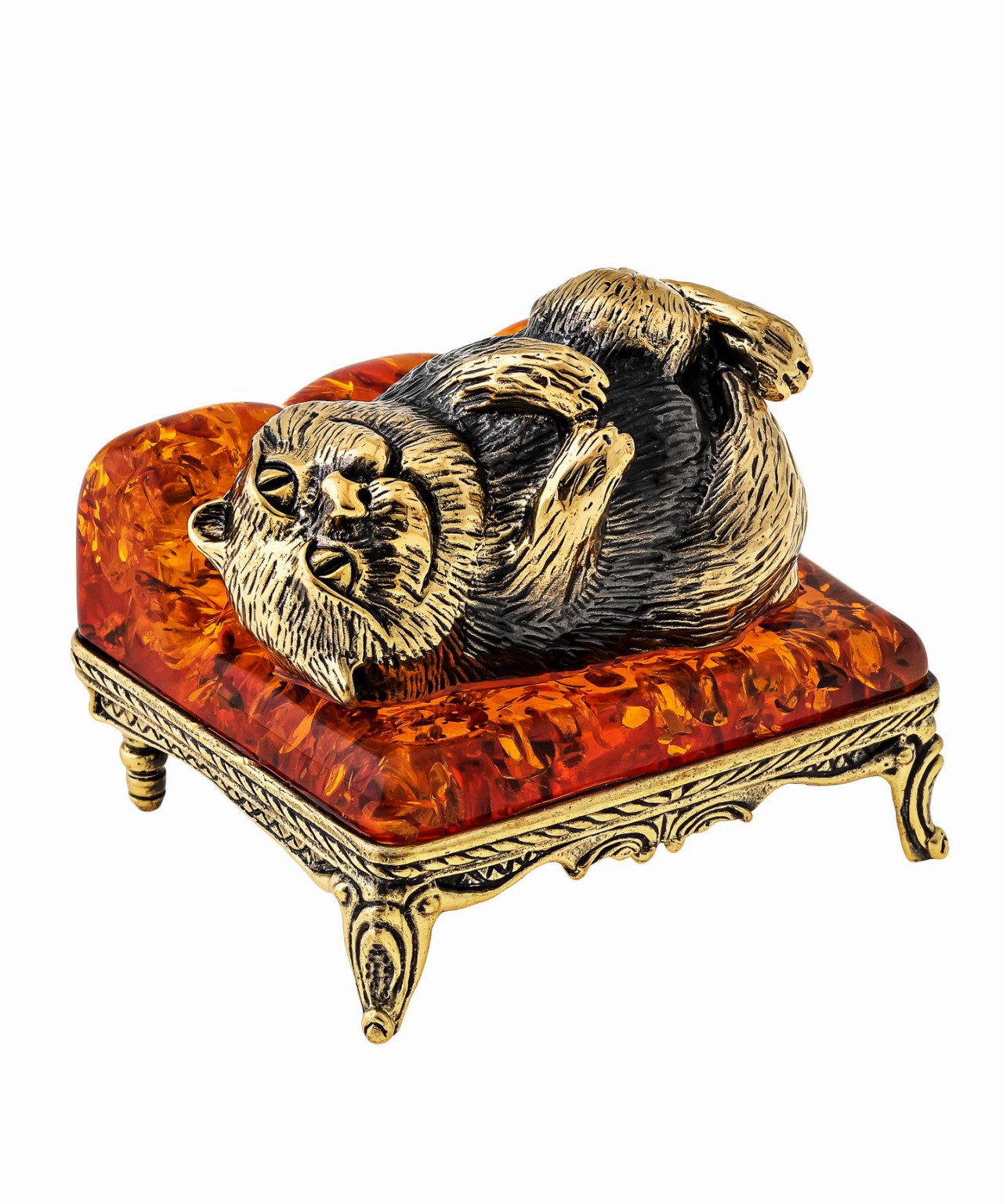 Кот на диване лежит 1460