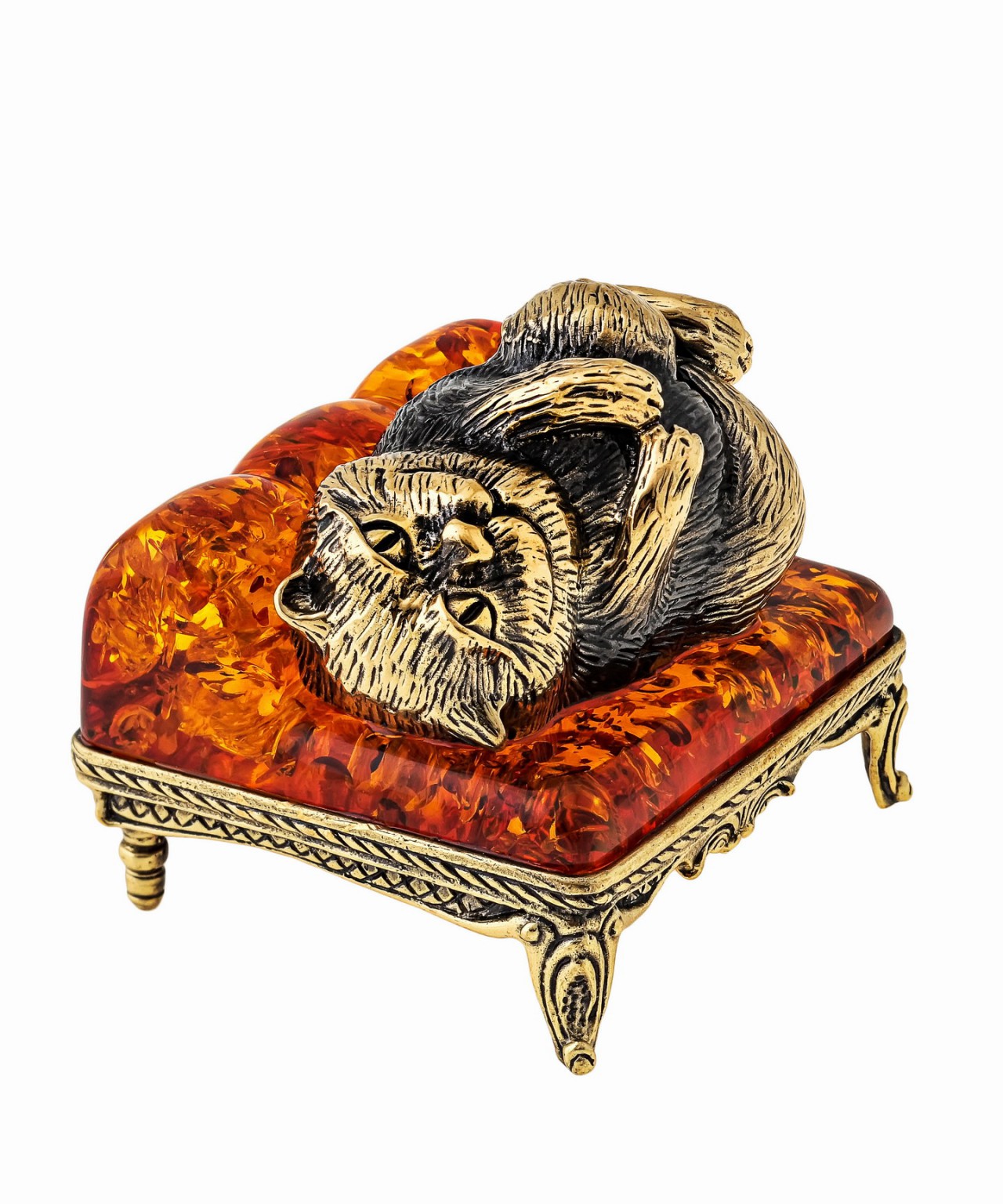 Кот на диване лежит 1460